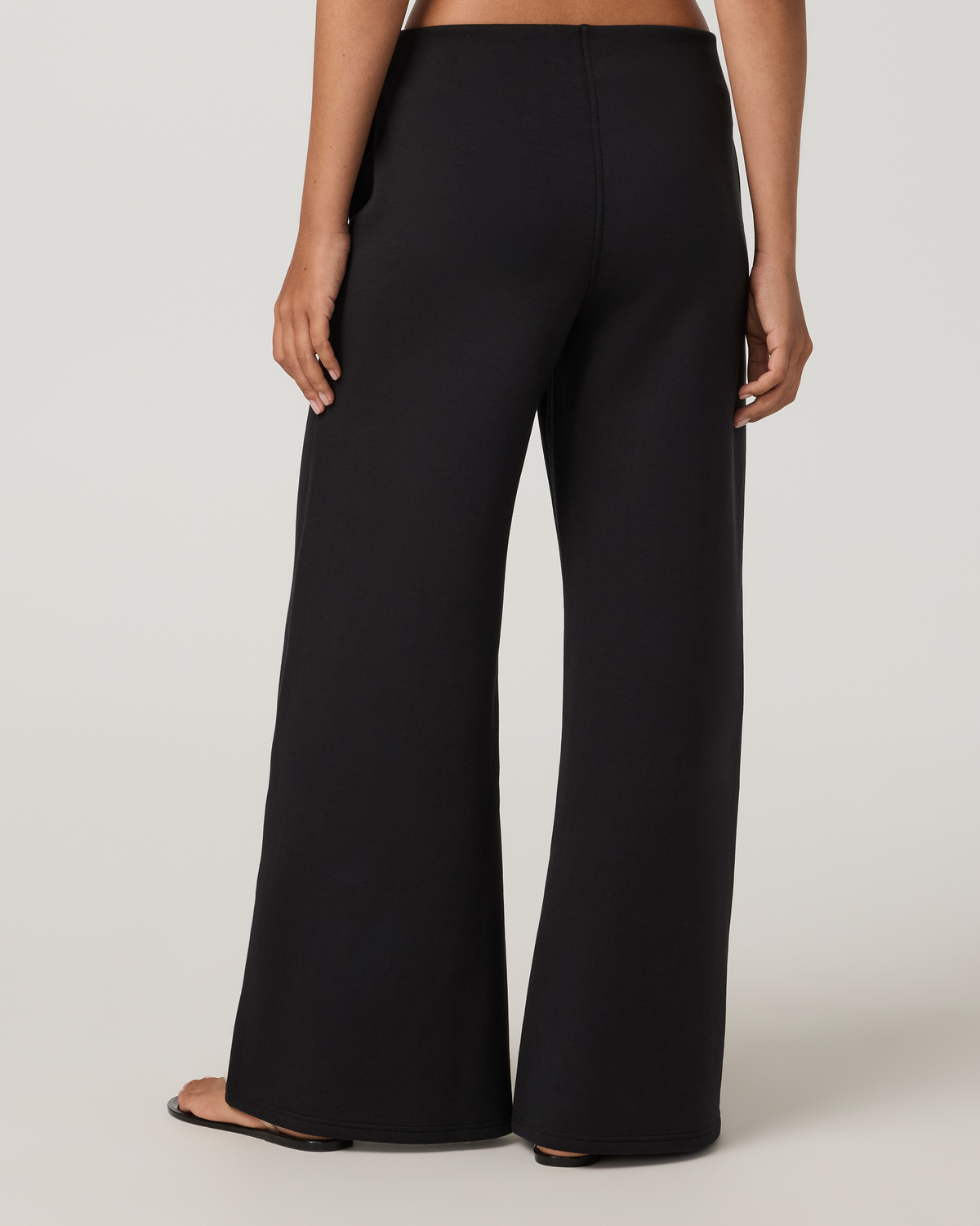 Vuori Galaxy High Rise Wideleg- Short | Black